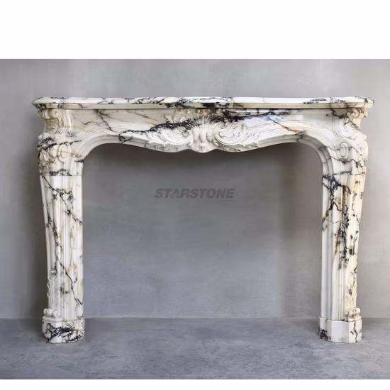 花で囲まれた装飾的な大理石のドア